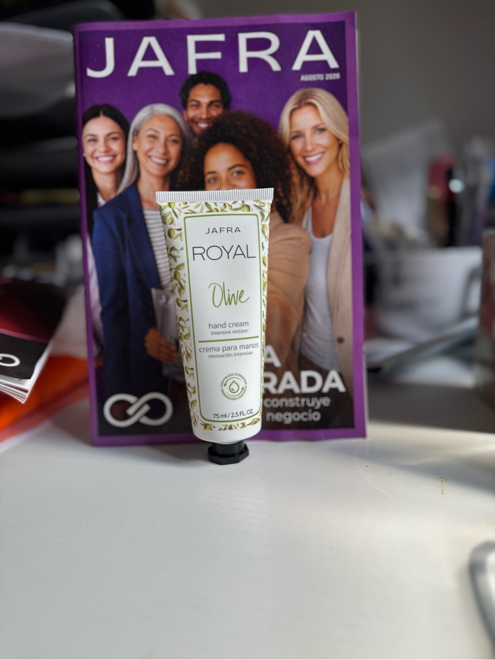 JAFRA Royal Olive Hand Cream — White/Green